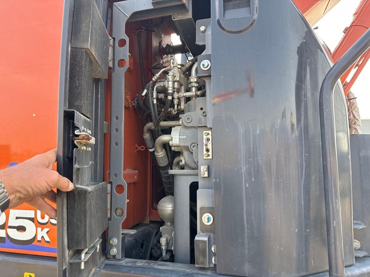 2021-hitachi-zx225usrk-image-19
