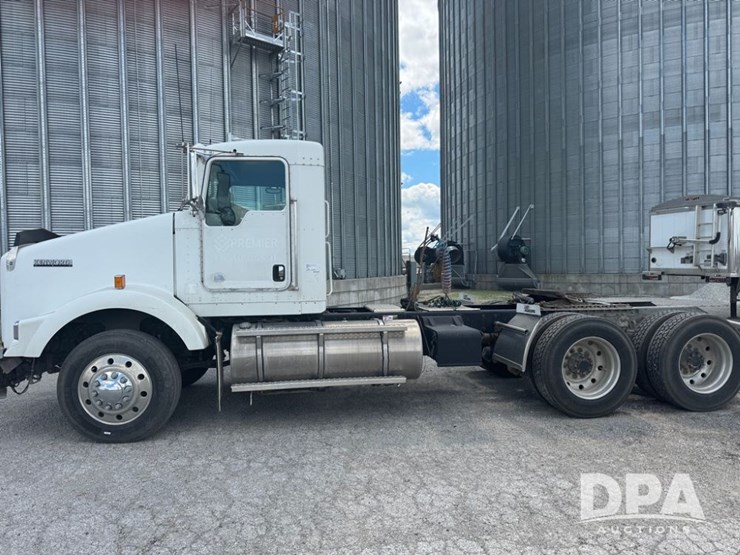 2011-kenworth-t800-image-1
