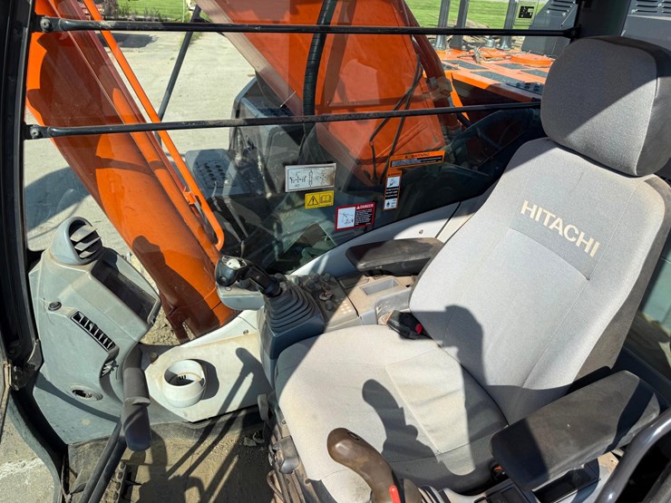 2019-hitachi-zx350lc-6n-image-24