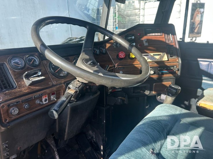 1995-freightliner-truck-(pz13851,-unit-40173)-image-13