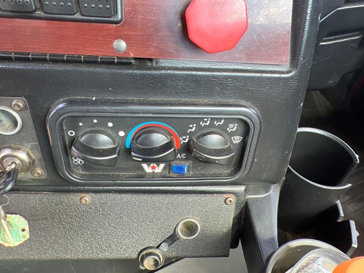 2017-western-star-4700sf-image-30