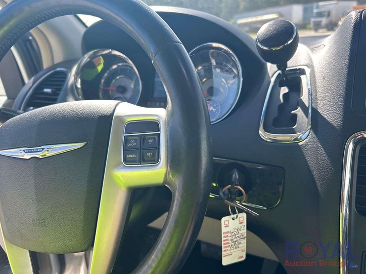 2016-chrysler-town-&-country-image-14