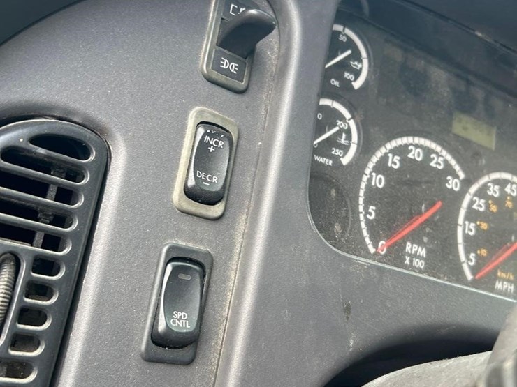 2005-freightliner-business-class-m2-106-image-47