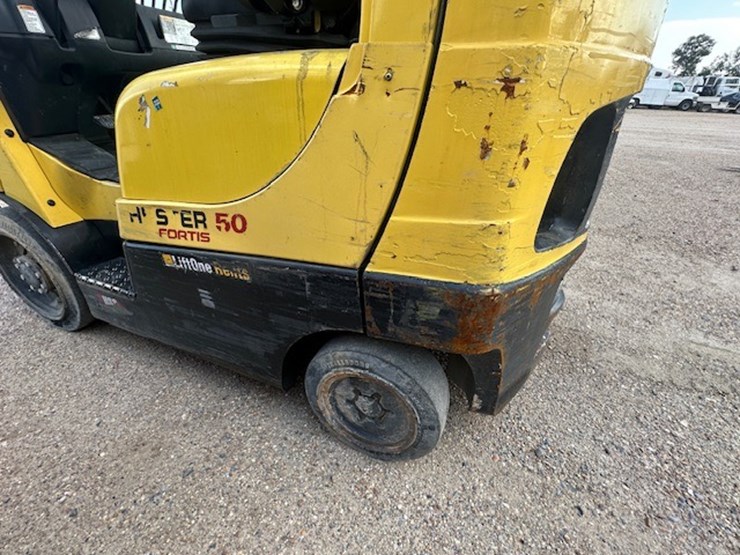 #2083-•-2019-hyster-50-port-forklift-image-9