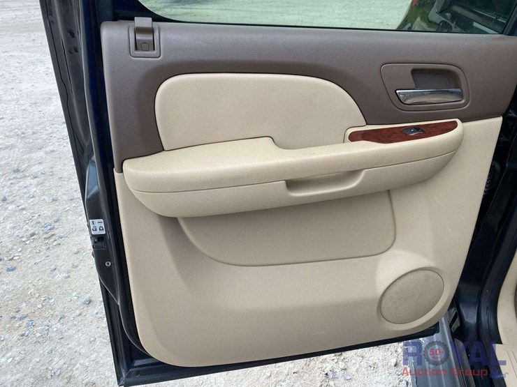 2011-chevrolet-suburban-image-20