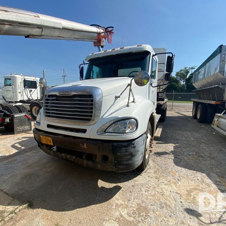 2005 Freightliner Dry Tender Truck (PZ13841, Unit 28072)