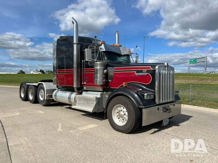 2012-kenworth-w900-image-2