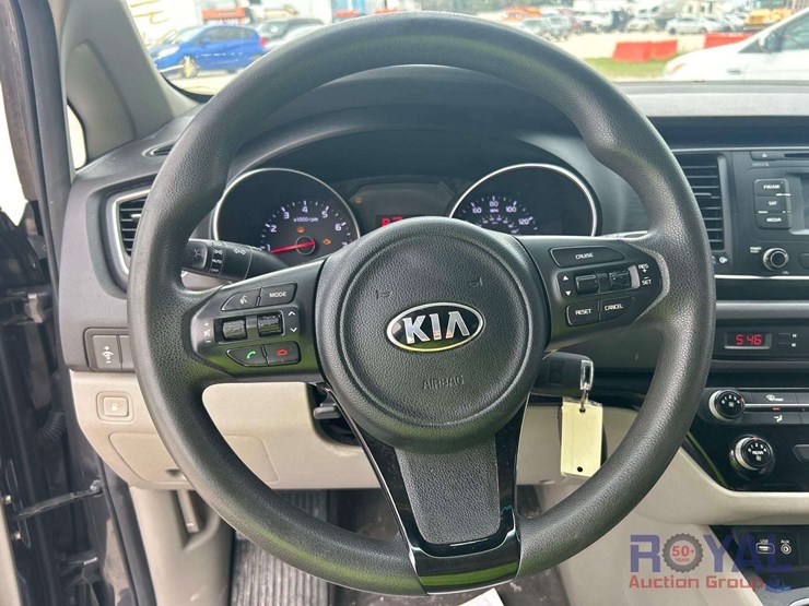 2015-kia-sedona-image-13