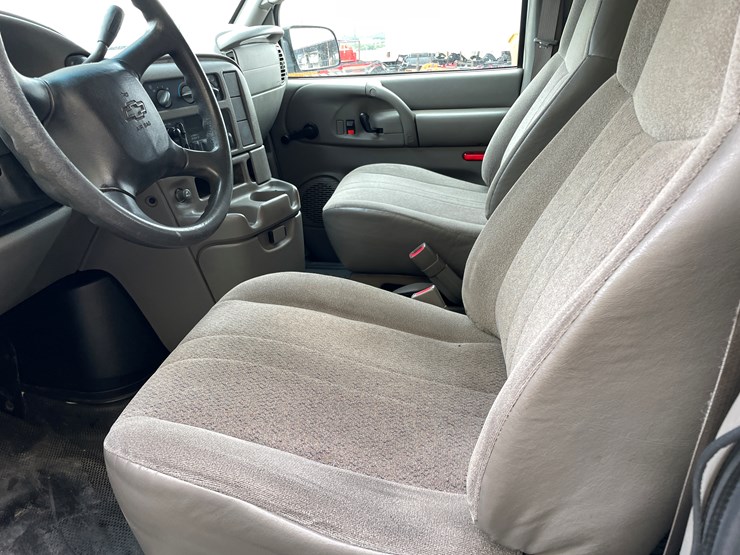 2004-chevrolet-astro-image-13