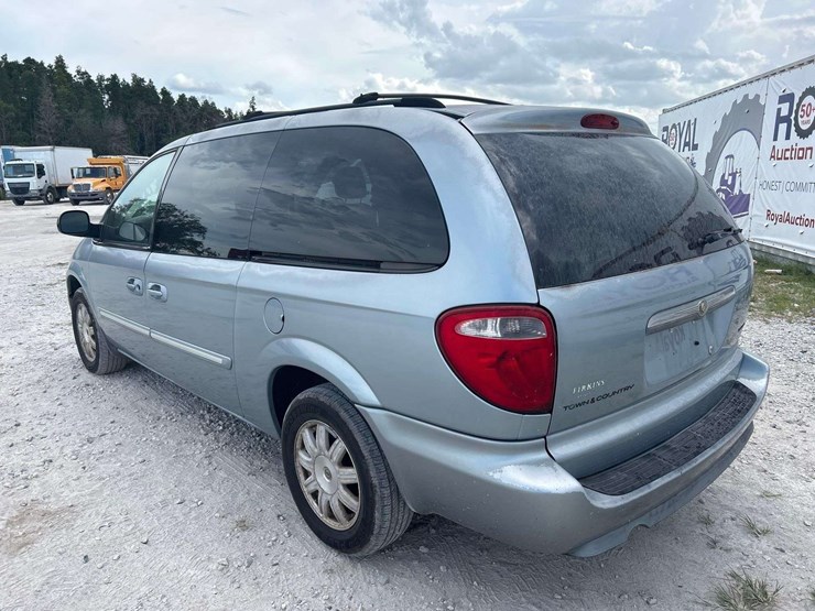 2006-chrysler-town-&-country-image-4