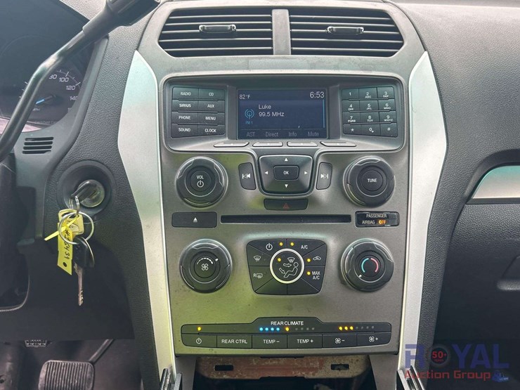 2015-ford-explorer-image-16