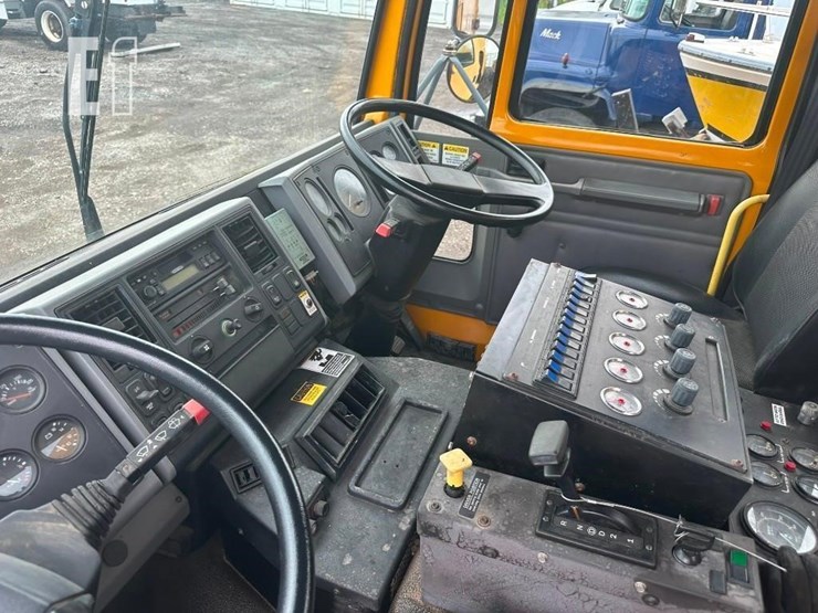 2001-freightliner-fc80-image-7