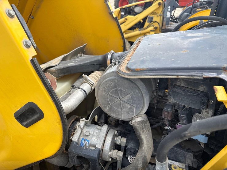 2017-new-holland-b95c-image-18
