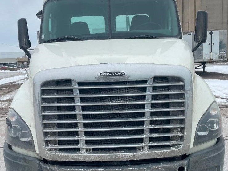2014-freightliner-cascadia-113-image-2