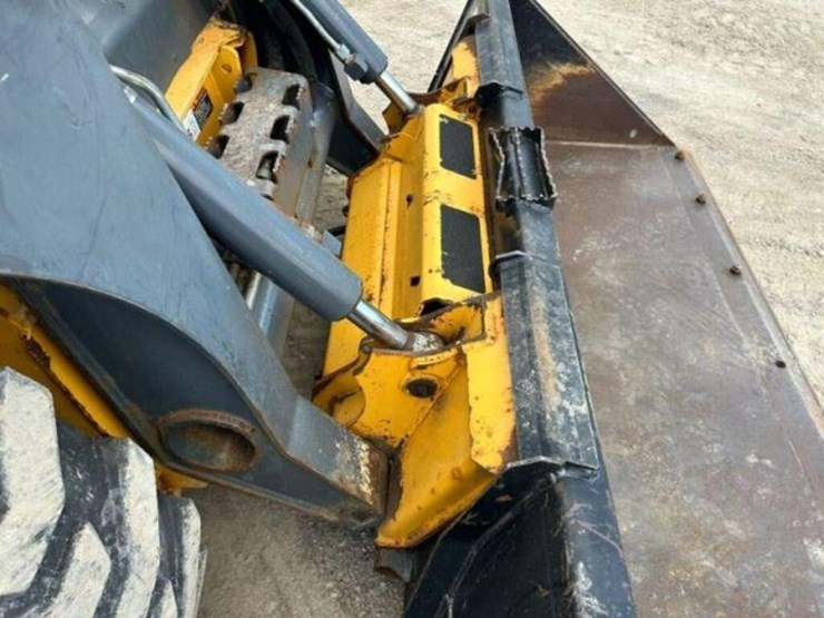 2017-deere-320e-image-46