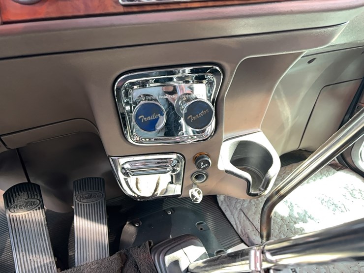 2010-peterbilt-389-image-19