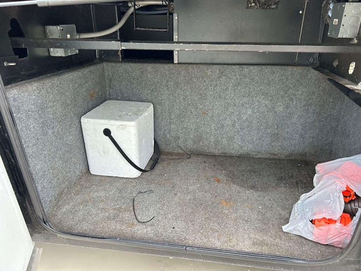 2007-national-rv-dolphin-35ft-class-a-motorhome-image-36
