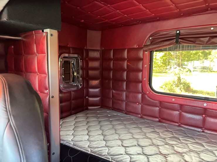 2010-peterbilt-389-image-24