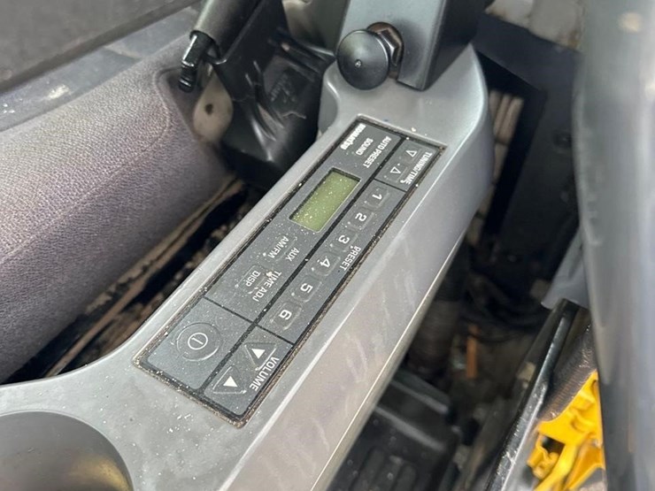2021-komatsu-pc210-lc-11-image-29