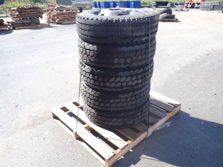 qty-of-(5)-perelli-215/75r17.5-tire(s)-&-rim(s)-image-2