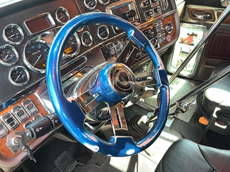 2010-peterbilt-389-image-18