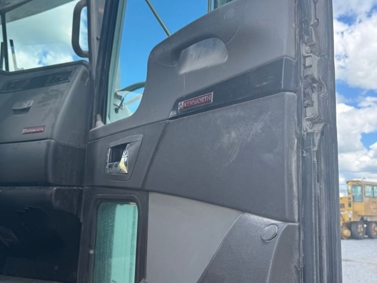 2011-kenworth-t800-image-19