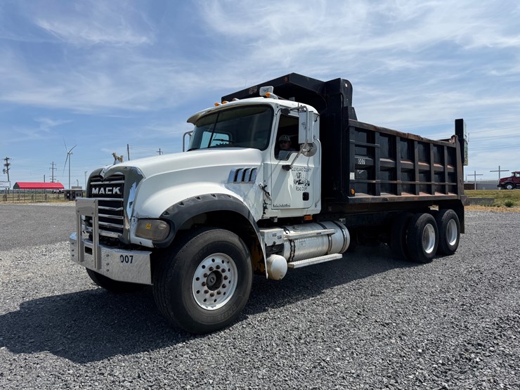 #11-•-#5197-•-2008-mack-granite-t/a-daycab-dump-truck-1m2ax04c68m003392-image-1
