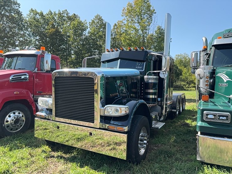 2010-peterbilt-389-image-1