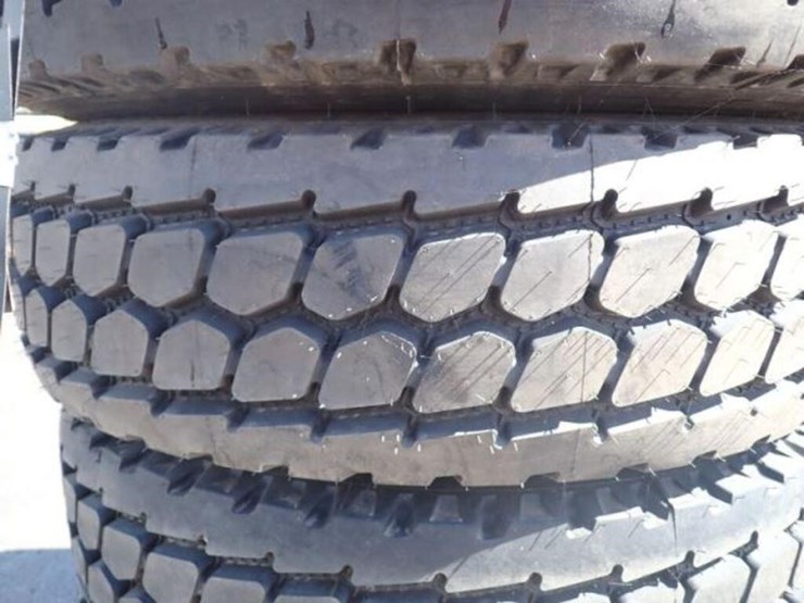 qty-of-(5)-perelli-215/75r17.5-tire(s)-&-rim(s)-image-7