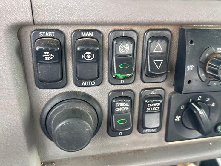 2012-peterbilt-367-image-31