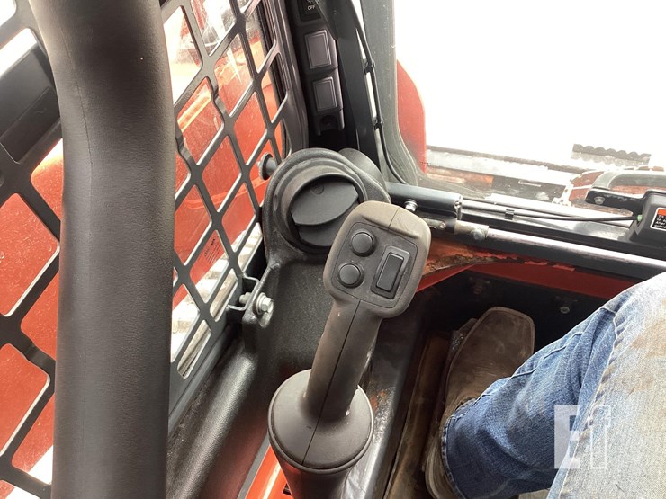 2018-kubota-ssv65-image-16