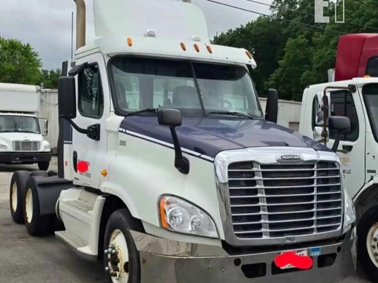 2009-freightliner-cascadia-125-image-1