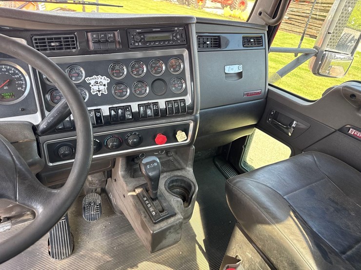 2013-kenworth-t800-image-18