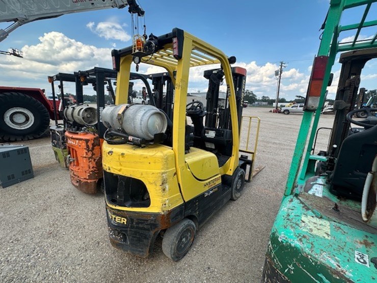 #2083-•-2019-hyster-50-port-forklift-image-3