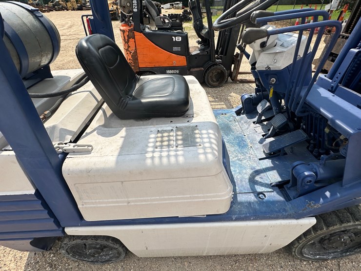 #2077-•-komatsu-fg305t11,-forklift-image-29
