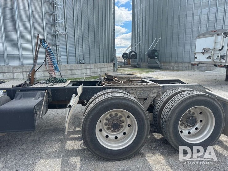2011-kenworth-t800-image-8