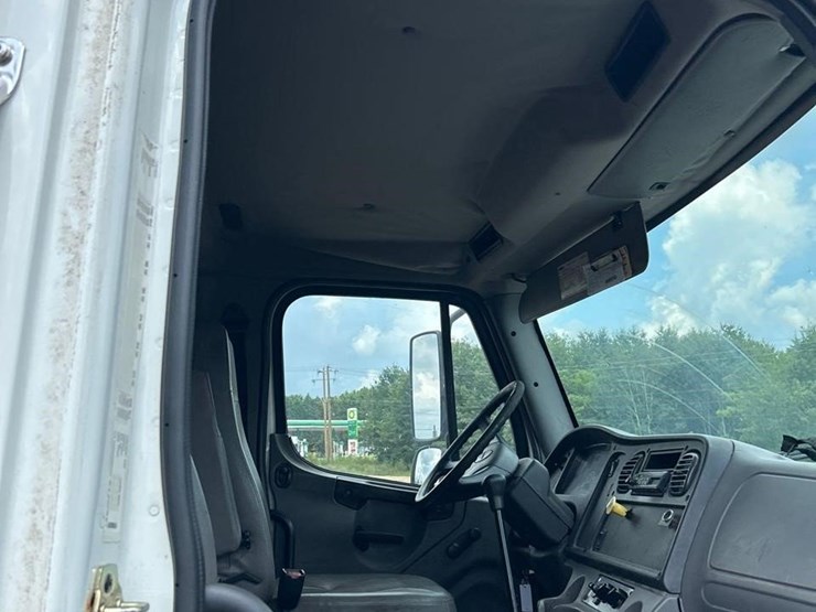 2005-freightliner-business-class-m2-106-image-29