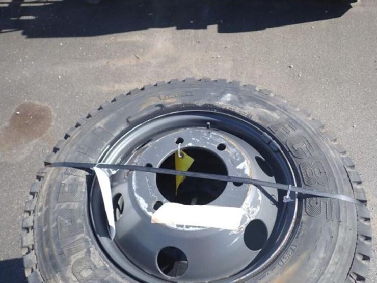 qty-of-(5)-perelli-215/75r17.5-tire(s)-&-rim(s)-image-10