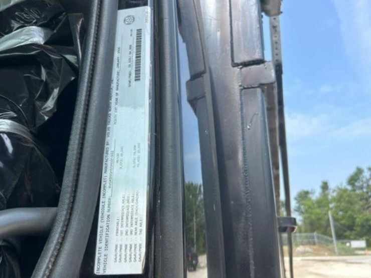 2005-volvo-wxll-tri/a-dump-truck-4v5k99gh55n391882-image-12