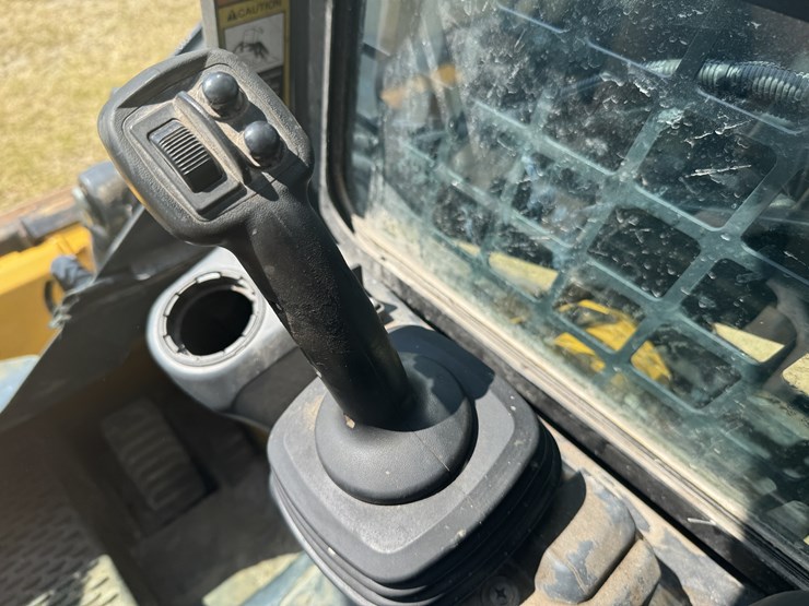 2024-deere-317g-image-13