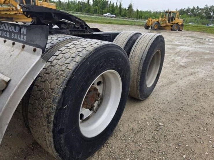 2012-volvo-d13-t/a-hiway-tractor---day-cab-4v4nc9e-image-12