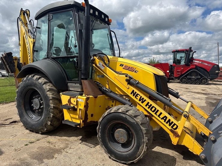 2017-new-holland-b95c-image-2