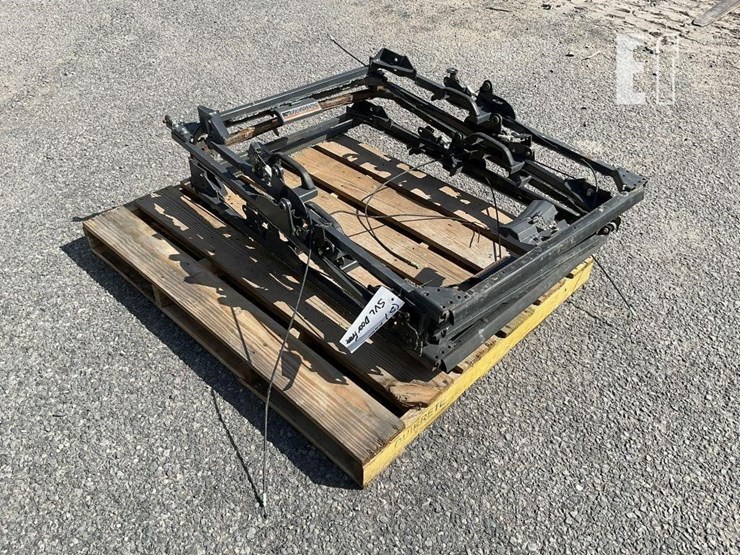 pallet-of-(5)-kubota-svl-door-frames-image-3