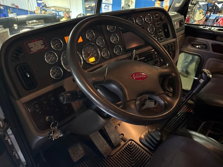 2017-peterbilt-367-image-10