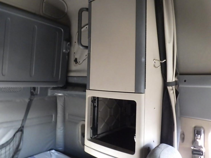 2016-freightliner-cascadia-113-image-31