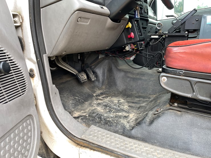 2001-ford-f750-image-56