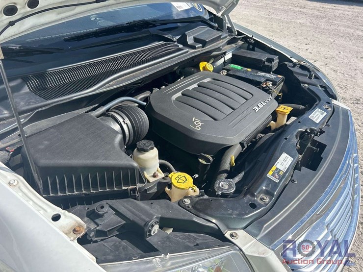 2016-chrysler-town-&-country-image-8