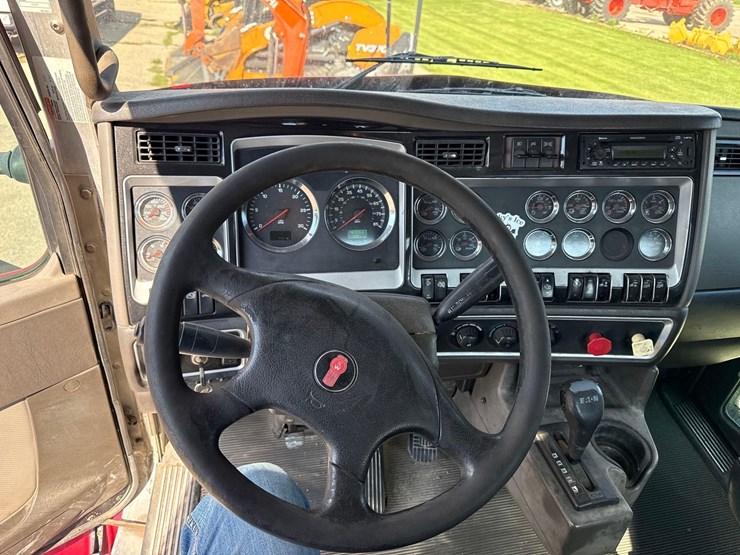 2013-kenworth-t800-image-19
