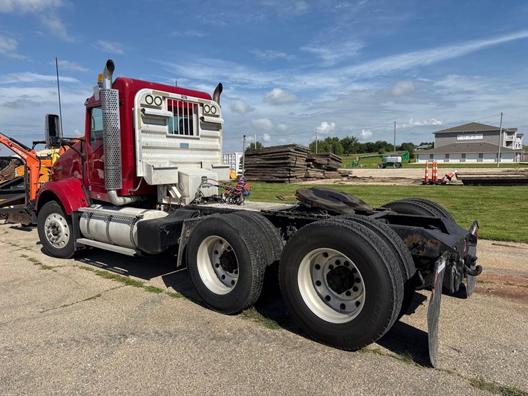 2013-kenworth-t800-image-2