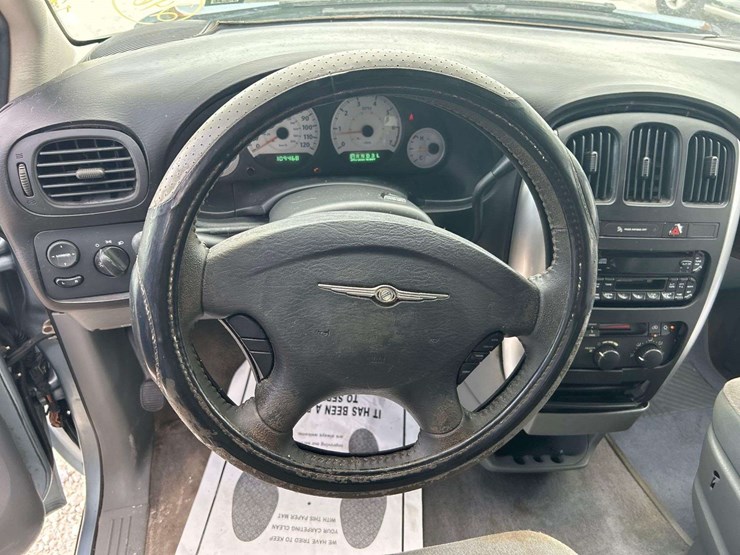 2006-chrysler-town-&-country-image-10